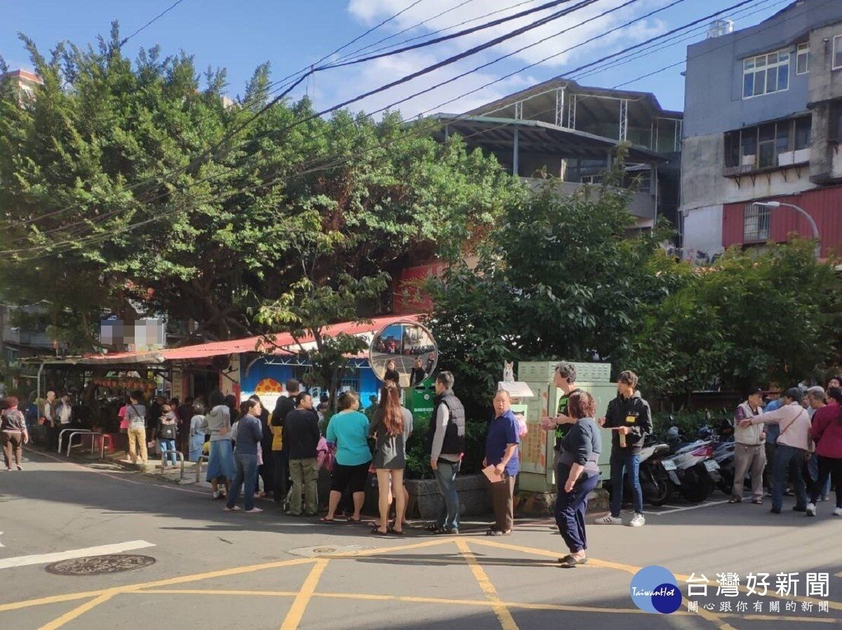 今(24)日是九合一大選暨公投投票的日子,由於天氣晴朗,各地投票所都出現排隊人潮。對此,中選會表示,選舉及公投投票截止時間為下午4時,但下午4時前已到投票所排隊的民眾仍可投票。