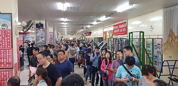 台南市南區文南里活動中心投票所出現長長的排隊人龍 記者修瑞瑩/攝影