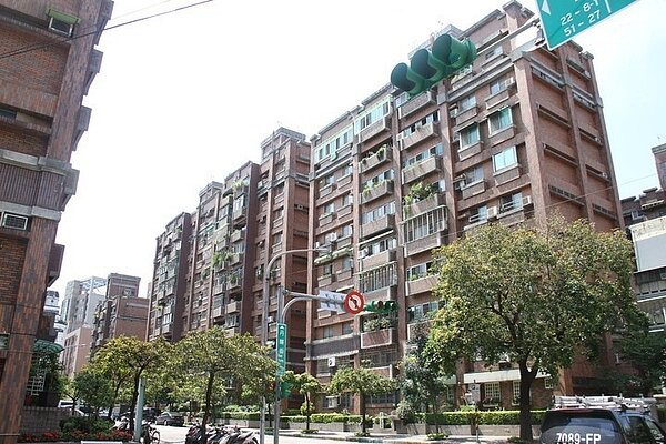 國軍眷村改建已完成多時,但目前全國仍有71戶散落在全國各地的眷戶,至今拒絕搬遷,而拒搬遷的原因,除有人主張恢復原眷戶權益外,還有人認為拆遷補償費太少,有人要以屋換屋,還有屋主認為他是上校階,搬去28坪房住沒尊嚴等,屏東東港共和新村部分住戶則主張要原地居住。由於立法院及監察院建議修法延長搬遷期限,國防部說將暫緩對眷戶採取訴法排除作業。記者洪哲政/攝影(圖中眷村與報導無關)