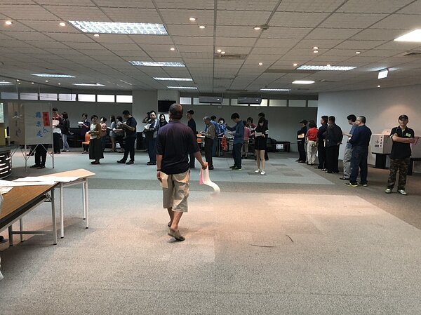 10項公投案綁大選讓選民霧煞煞,公投大排長龍使的投票時間嚴重拖延。記者江良誠/攝影