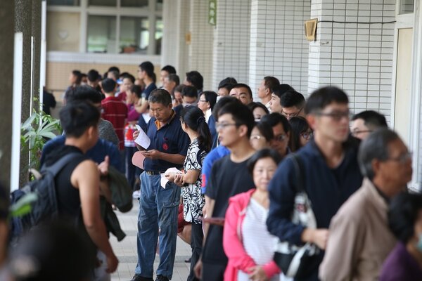 九合一大選登場，公投票張數眾多拖長投票時間，民眾大排長龍。記者王騰毅/攝影 