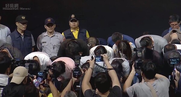 陳其邁承認敗選,向支持者深深一鞠躬。(翻攝臉書)