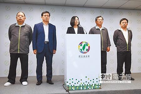 民進黨在九合一選舉大敗,蔡英文(中)宣布辭去黨主席職務。總統府秘書長陳菊、行政院長賴清德也在臉書發文宣布口頭請辭,但兩人都獲慰留。圖/黃天強