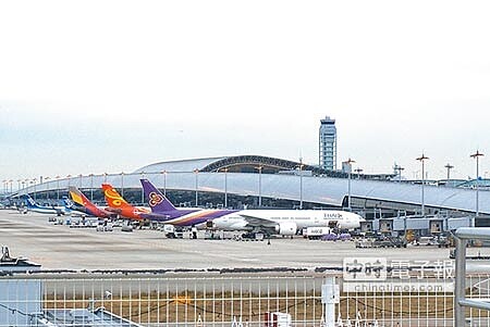 日本關西國際機場9月4日受燕子颱風侵襲,造成跑道淹水等災情,9月21日即完全恢復營運。圖╱黃菁菁