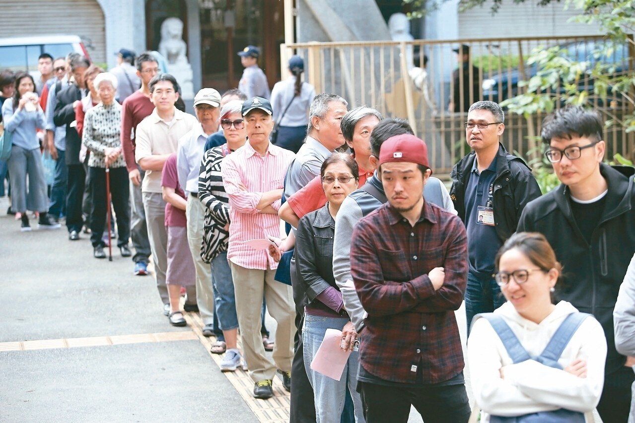 本次選舉綁公投導致投票速度緩慢,民眾神情無奈。 記者蘇健忠/攝影