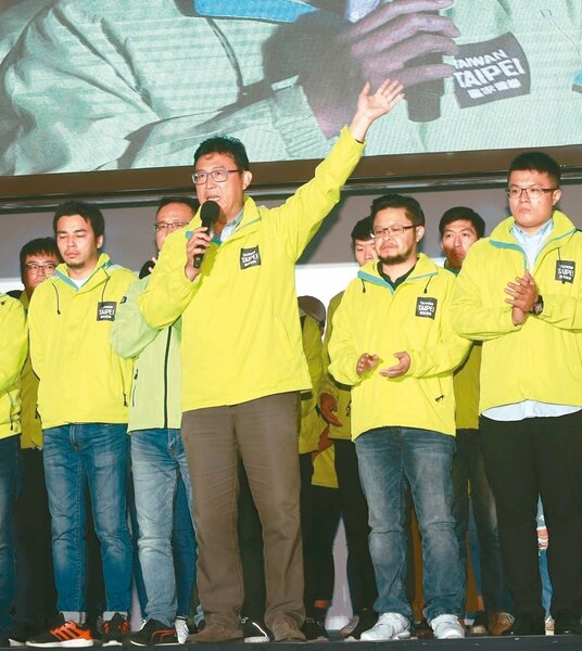民進黨台北市長候選人姚文智（前中），昨晚宣布敗選，揮手道別。 記者黃義書／攝影