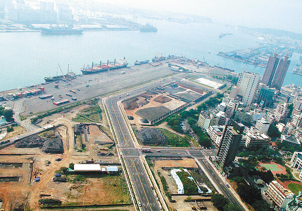 高雄水岸輕軌將動工,多功能經貿園區主要計畫已審議通過,開發在即。 記者謝梅芬/攝影