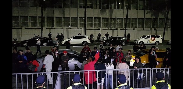 丁守中支持者赴北檢大門外高喊「當選無效」。記者張宏業/攝影