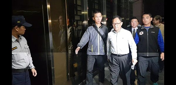 丁守中認為中選會刻意操作棄保,在選舉過程出奧步,前往台北地院聲請查封票匭。記者張宏業/攝影