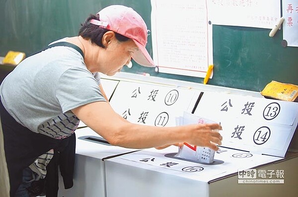 九合一選舉與10項公投案24日登場,許多民眾投下自己的公投選票。(陳信翰攝)