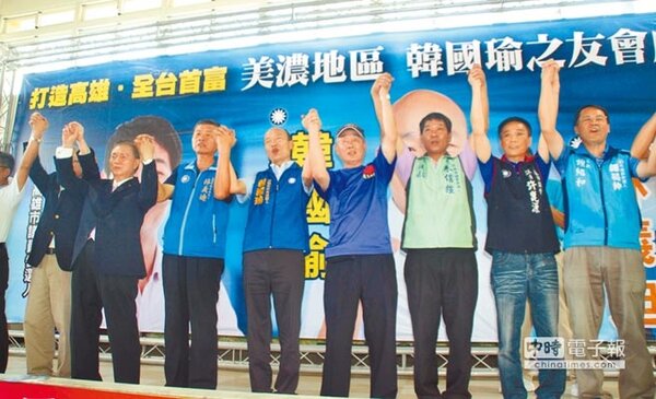 韓國瑜母雞帶小雞發揮效應，讓第一選區市議員改變綠大於藍的局面。（林雅惠攝）