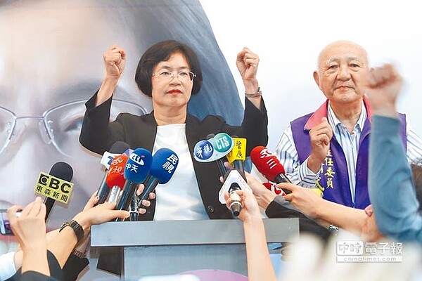 國民黨彰化縣長候選人王惠美(左)確定勝選後,拉著競選總部的主委謝式穀(右)發表勝選感言,感謝選民的支持,將進行改造彰化的承諾。(鄭任南攝)