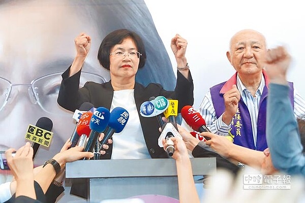 國民黨彰化縣長候選人王惠美（左）確定勝選後，拉著競選總部的主委謝式穀（右）發表勝選感言，感謝選民的支持，將進行改造彰化的承諾。（鄭任南攝）
