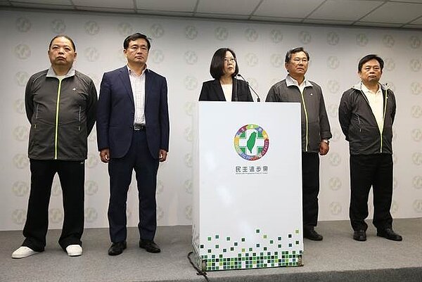 2018九合一選舉失利，兼任民進黨主席的總統蔡英文24日晚間召開記者會表示，身為執政黨主席，她要對結果負起完全責任，宣佈立即辭去主席一職。(杜宜諳攝)