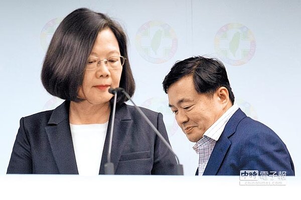 九合一大選揭曉，民進黨大敗，兼任民進黨主席的蔡英文總統（左），24日偕民進黨祕書長洪耀福（右）在中央黨部發布敗選談話，並當場請辭黨主席。（杜宜諳攝）