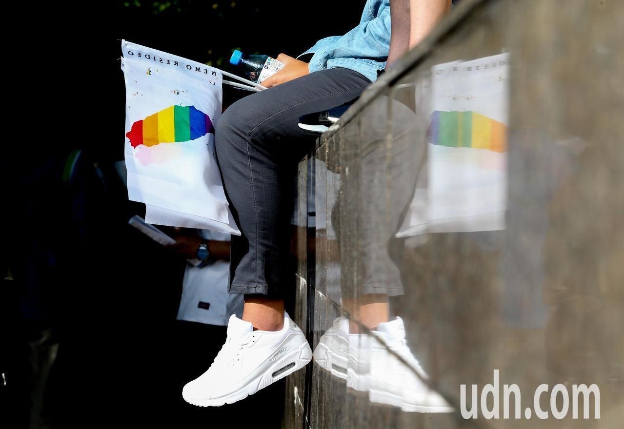 挺同團體提出的兩公投案雖然票數超過門檻,卻因不同意票數多於同意,慘遭否決,讓許多挺同人士相當沮喪。 報系資料照/記者葉信菉攝影