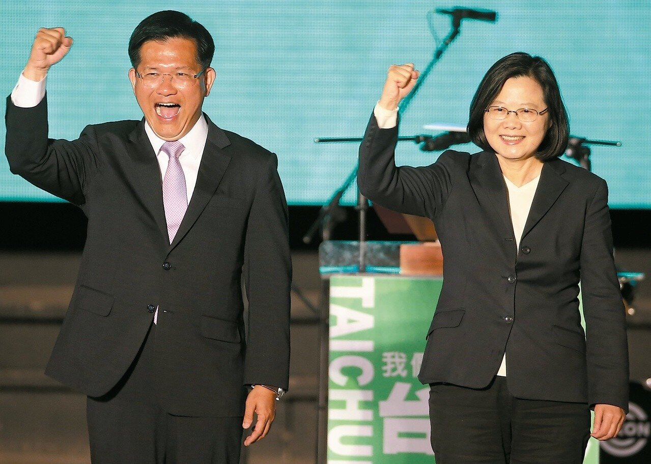 蔡英文總統(右)數度到台中助選,最終林佳龍連任失利。 圖/聯合報系資料照片