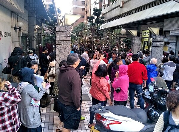 桃園市中壢區金華里投票所下午4時以後，等候排隊投票人潮約200人大排長龍。記者曾增勳／攝影