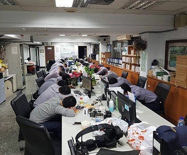 朱姓女網友在臉書社團「爆廢公社」貼出員警忙完選舉後,回到派出所累癱睡成一片的照片。記者袁志豪/翻攝