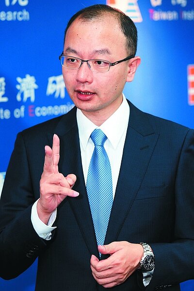 台經院景氣預測中心主任孫明德說,陸客來台對經濟體質虛弱的台灣來說,並非萬靈丹,而僅是維他命。 圖/聯合報系資料照片