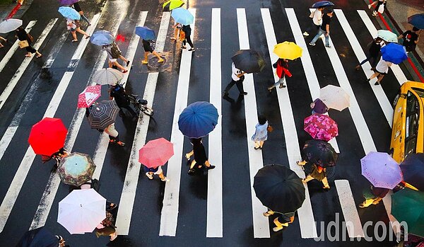 中央氣象局表示,今天東北季風及南方雲系北移影響,各地仍有局部短暫雨。聯合報系資料照