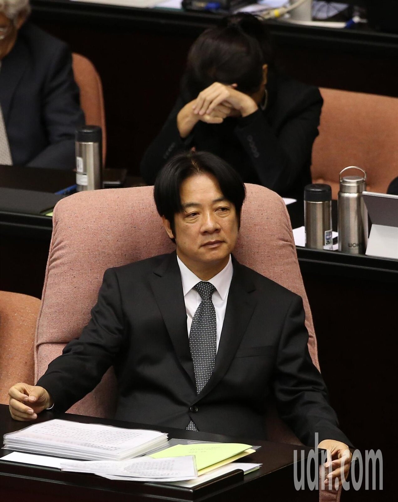 行政院長賴清德上午被黨內立委砲轟,回到座位後神情凝重。記者林澔一/攝影