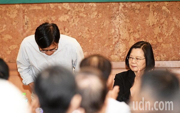 陳其邁(左)落選後昨天首度公開露面,並和蔡英文總統(右)一起出席寶珠溝後援會座談,也感謝地方支持。記者劉學聖/攝影