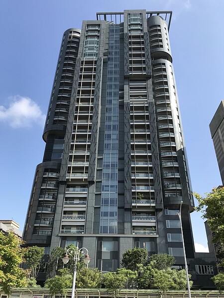 曾受前央行總裁彭淮南高度關注的頂級豪宅「勤美璞真」28、29樓的頂樓戶,上周二(20日)以總價近10億元過戶完成,買方為英屬維京群島易盛國際,且該戶全數以現金買下,奪下全台頂級豪宅總價之冠。聯合報系資料照