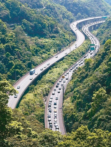 國道每逢連假必塞車，運輸學會建議高公局取消廿公里免費。 圖／聯合報系資料照片