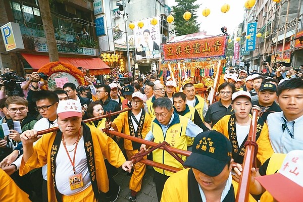 台北市長柯文哲（中）昨天出席2018艋舺青山宮靈安尊王暗訪遶境活動，並抬轎助陣。 記者葉信菉／攝影