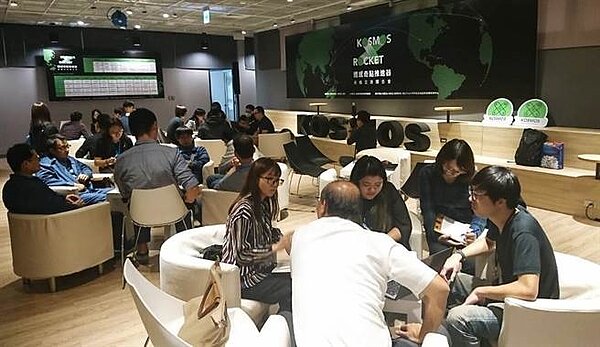 高雄經發局27日舉辦商機媒合會,洽談現場互動熱絡。(圖/高雄經發局提供)