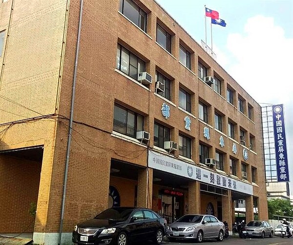 國民黨屏東縣黨部大樓第3次拍賣,以高於底價420萬元的4629萬3千元標出。(潘建志攝)