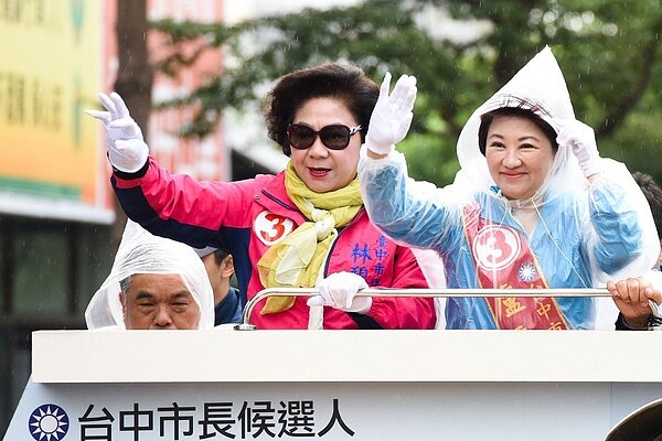 台中市長當選人盧秀燕表示,她上任後會重新檢討市政建設,大台中山手線「目前我不會做」,智慧營運中心「我要重新檢討」,另外恢復老人健保、花博卡市民免費、全國12歲以下幼童免費。圖/盧秀燕提供