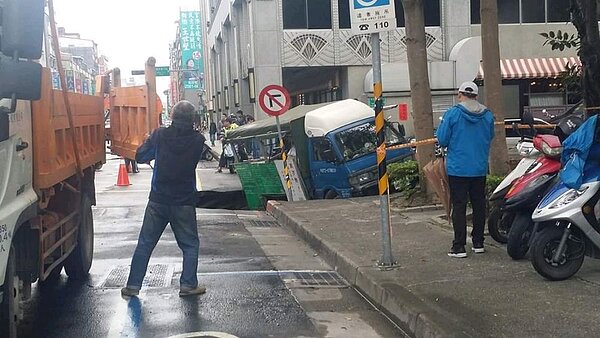 吉林路路面塌陷。（圖擷取自爆料公社）