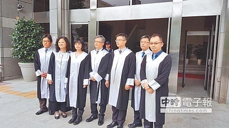 中石化判賠定讞,經濟部免賠,被害居民所委任的律師團,28日在最高法院前表示這是遲來的正義。(林偉信攝)