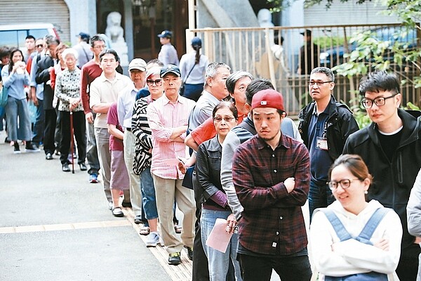 台北市長選舉，民眾投票大排長龍，開票更破天荒開到隔天凌晨。 圖／聯合報系資料照片