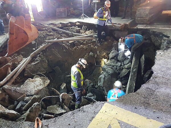 台北市吉林路與新生北路三段3巷路口今天約下午1時20分出現路面大面積塌陷，市府連夜搶修。記者翁浩然／攝影 