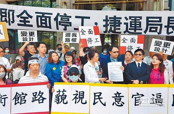 高雄輕軌第1階段沿著舊有臨港線鐵軌較無爭議,但第2階段行經大順、美術館路,硬生生設在路中央,勢必造成交通黑暗期惹民怨,不僅藍營議員極力呼籲「全面停工,還我路權」,連綠營也有意見。(圖/中國時報資料照片)