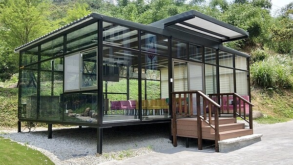 55歲的呂亮辰有聽覺障礙卻不影響他的創業,開發了全透視玻璃屋。圖/新北勞工局提供