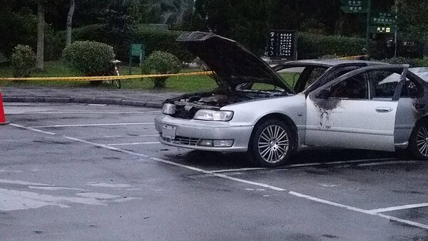1輛汽車在台北市國父紀念館停車場起火,消防隊趕往撲滅火勢,駕駛已成焦屍,警方查出車主為高姓老翁。記者李奕昕/翻攝