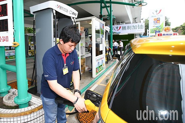 國際油價近期崩跌,下周國內油價續降。本報資料照/記者王騰毅攝影