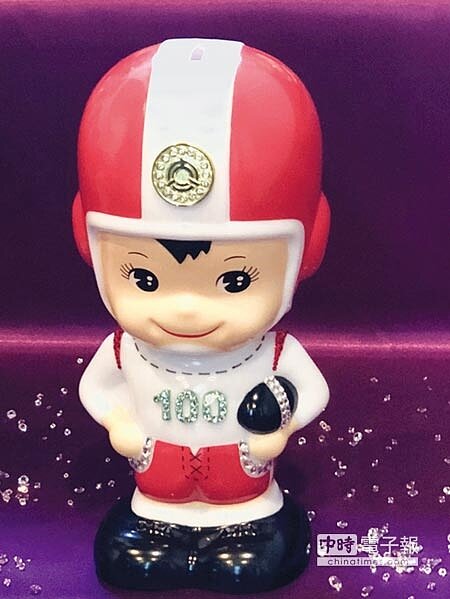 大同慶祝百週年慶,昨日宣布與奧地利施華洛世奇攜手合作,推出鑲上108顆施華洛世奇水晶的大同寶寶世紀典藏版。圖/沈美幸