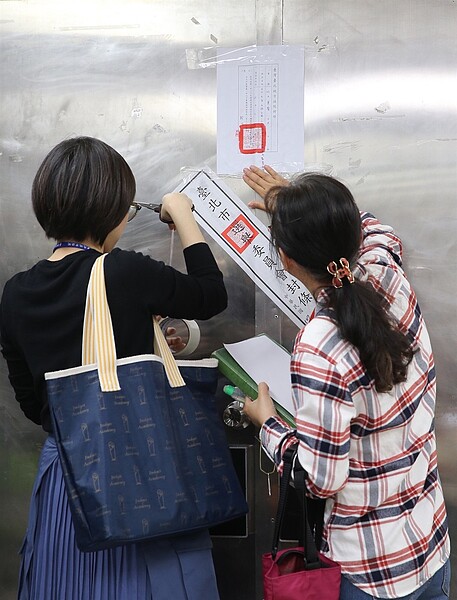 台北市長選舉有一百四十多萬張選票，法官全部查封。 記者高彬原／攝影