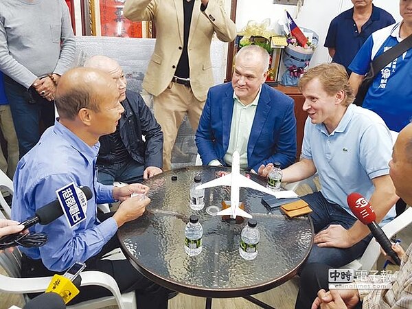 俄羅斯皇家航空大中華區總裁謝爾蓋(右),昨陪同總公司高階主管,拜會韓國瑜(左)。(圖/顏瑞田攝)