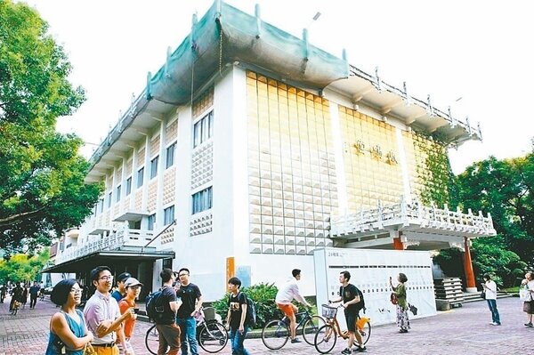 台灣大學的鹿鳴堂前身為僑光堂，該建築能不能拆，今天定案。 圖／聯合報系資料照片