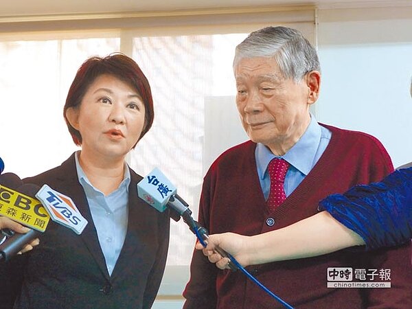 台中市長當選人盧秀燕(左起)拜訪前市長林柏榕,進行市政請益。(林欣儀攝)