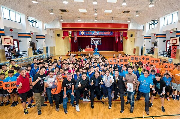 第八屆天母盃籃球賽熱鬧登場 永慶房屋代表與球員們、老師及貴賓合影。（圖／永慶房屋提供）