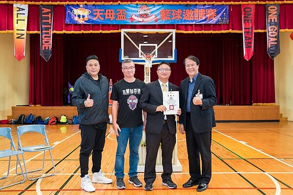 天母國小校長梁俊堯頒發感謝狀予永慶房屋士林區協理謝明峰並與貴賓們合影。（圖／永慶房屋提供）