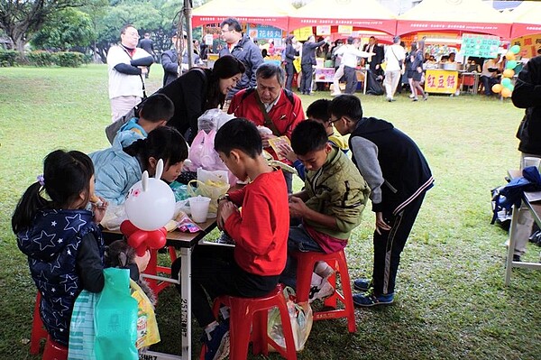 睦祥育幼院院長帶著小朋友一同參與園遊會,大嗑美食。(圖/永慶房屋提供)