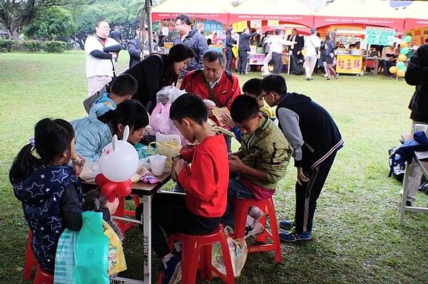 睦祥育幼院院長帶著小朋友一同參與園遊會，大嗑美食。（圖／永慶房屋提供）